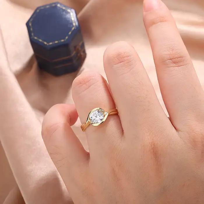 Bague solitaire en moissanite plaquée or 14 carats, décoration en zircon exquise, bijou classique, cadeau pour femme, fête, anniversaire