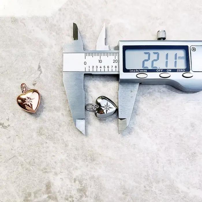 Médaillon en forme de cœur avec pendentif étoile