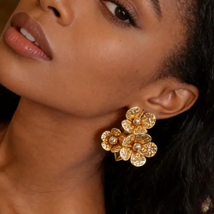 Boucles d'oreilles à fleurs dorées texturées opulentes, accessoire rétro audacieux pour robes formelles, hauts en soie, style avec une riche esthétique