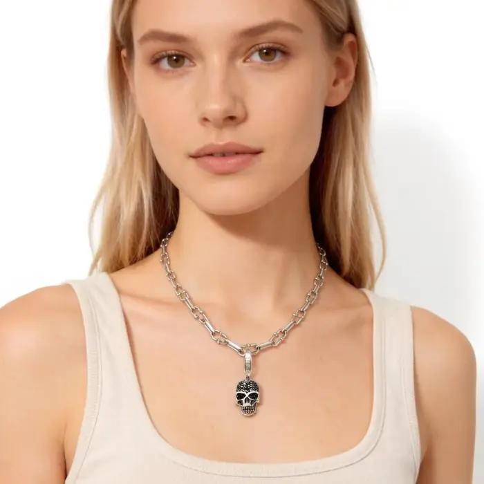 Collier à breloques pavé de crâne