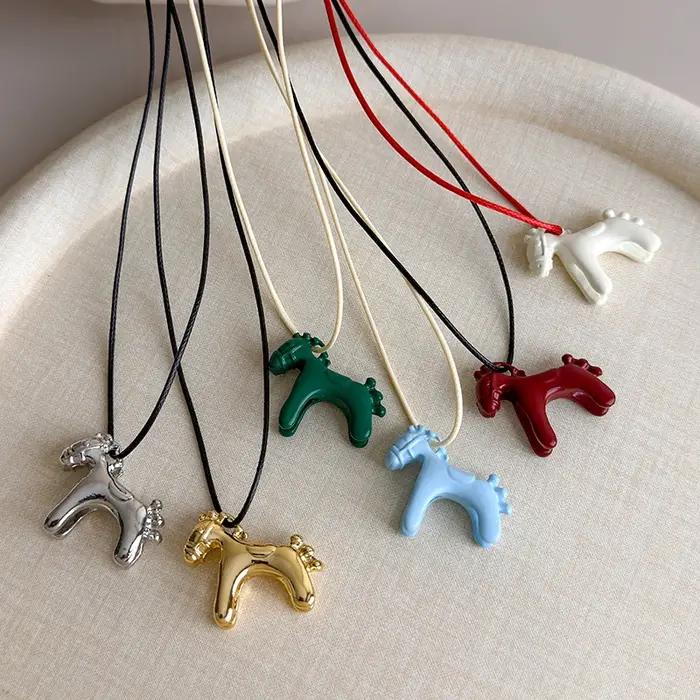 Collier avec pendentif cheval coloré émaillé 3D pour femmes
