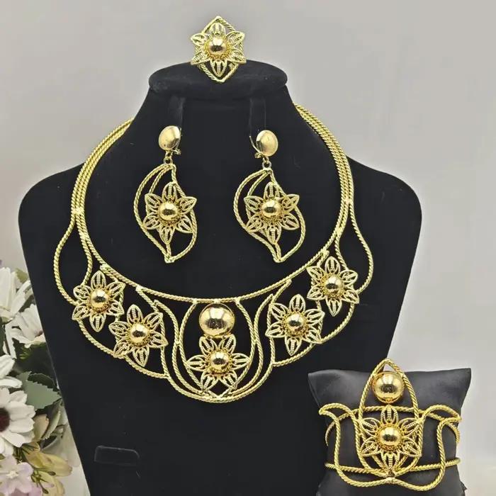 Ensemble de bijoux dorés élégants pour femmes, collier de fleurs, bracelet, bague et boucles d'oreilles pour occasions spéciales comme le mariage, Pâques et les anniversaires