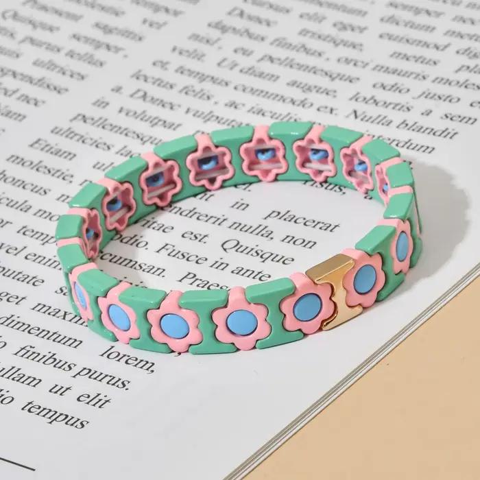 Bracelet à breloques en métal avec motifs géométriques colorés pour femmes et hommes, ajustable, pour diverses occasions et styles