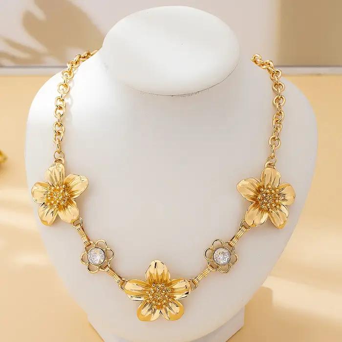 Collier simple pour femme avec fleur brillante, adapté au quotidien et aux vacances