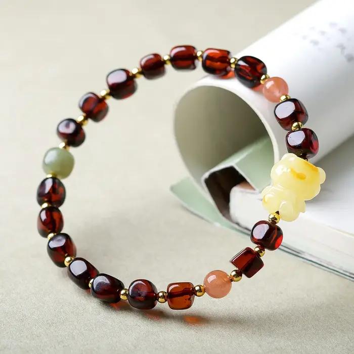 Bracelet de perles d'ambre sanguin carrées de forme libre avec ours en ambre de style chinois et cadeaux en jade Hetian