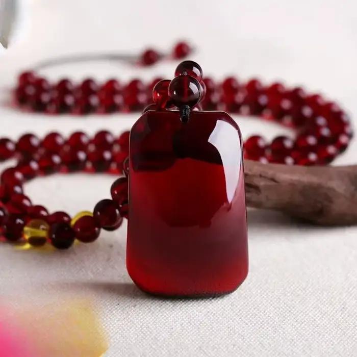 Collier élégant avec pendentif en résine d'ambre rouge sang