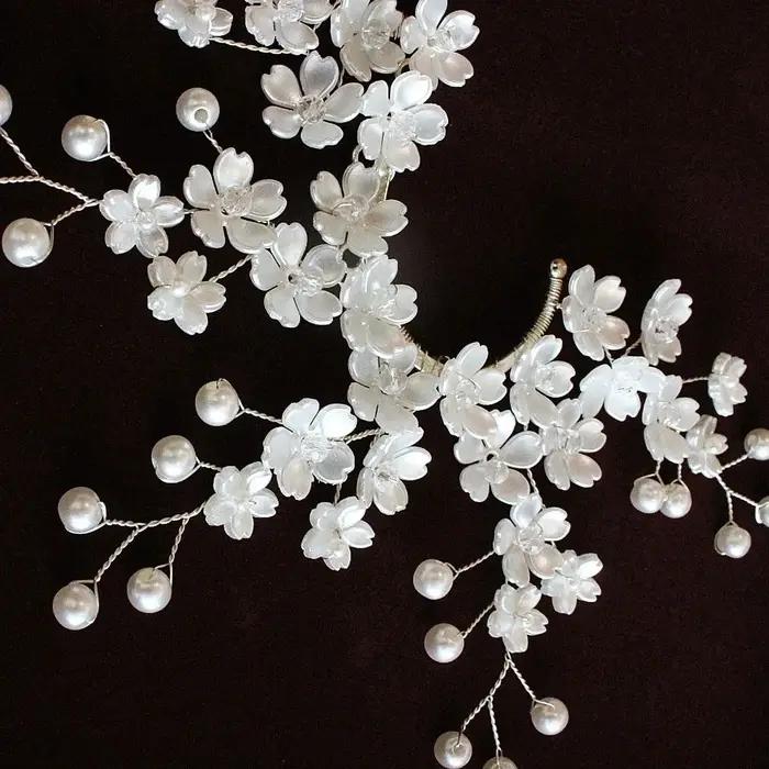 Manchette d'oreille florale en forme de fleur de cerisier avec accent perle