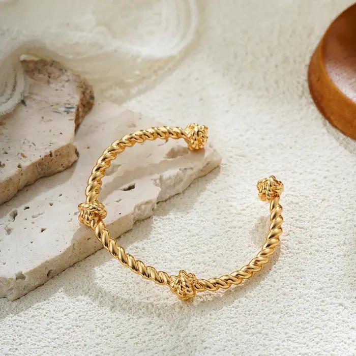 Bracelet jonc torsadé géométrique élégant pour femme plaqué or 18 carats acier inoxydable bijou de créateur occasions spéciales femmes style mode soirée anniversaire voyage