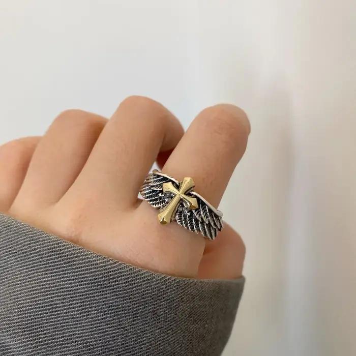 Bague en acier inoxydable ailée croisée audacieuse design gothique ajustable pour hommes bijoux punk rock style graffiti occasionnels