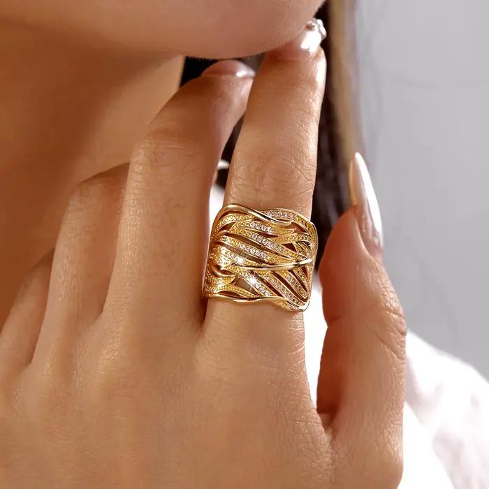 Bague géométrique tressée en laiton et zircon pour femme, élégante et moderne, idéale pour banquets et occasions formelles
