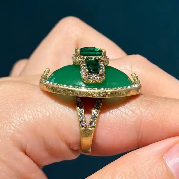 Bague de cocktail en cuivre plaqué or avec incrustation de turquoise pour femmes, élégante et sophistiquée pour les soirées de gala et les occasions spéciales