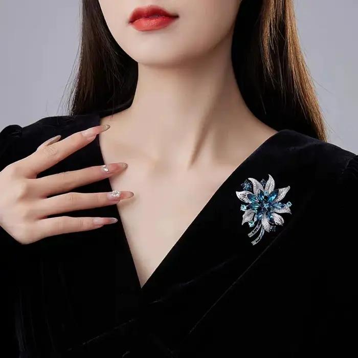 Broche de fleur incrustée de strass de luxe à la mode