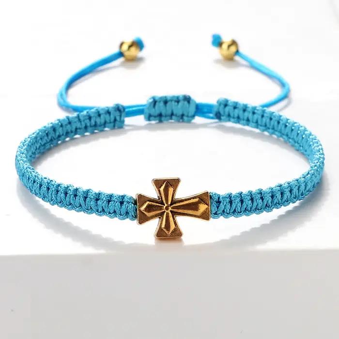 Pendentif croix doré argenté et bracelets ajustables en nylon multicolore pour homme et femme, bijou moderne et traditionnel à offrir pour couples occasions spéciales