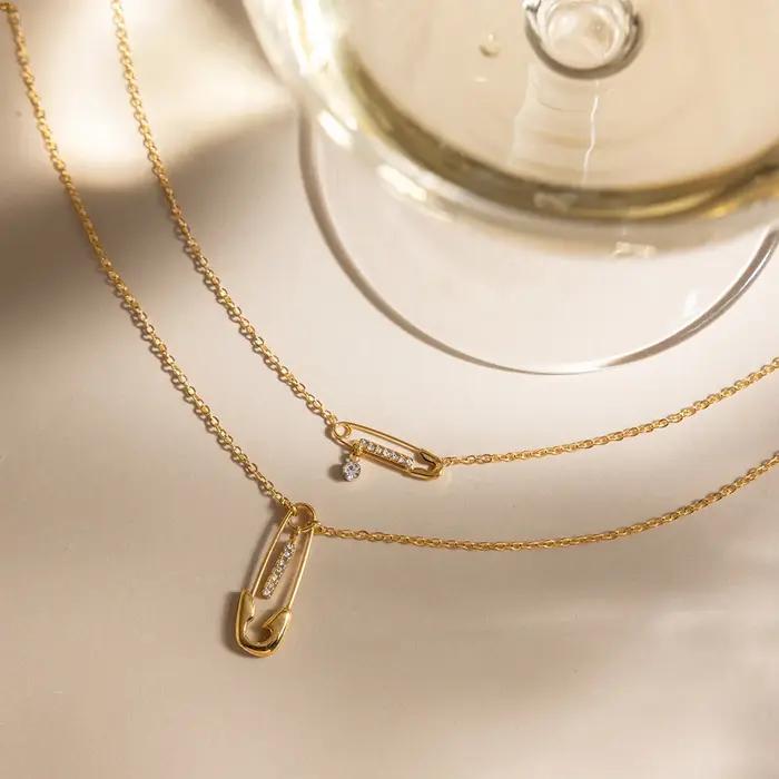 Collier pendentif épingle de sûreté plaqué or 18 carats avec zircon et double chaîne en acier inoxydable