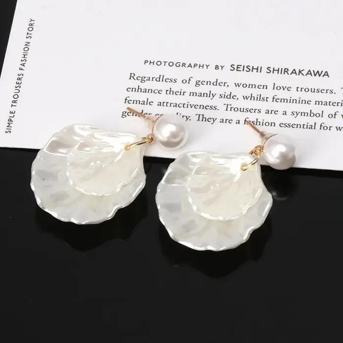 Boucles d'Oreilles en Nacre à Double Coquillage Sculpté