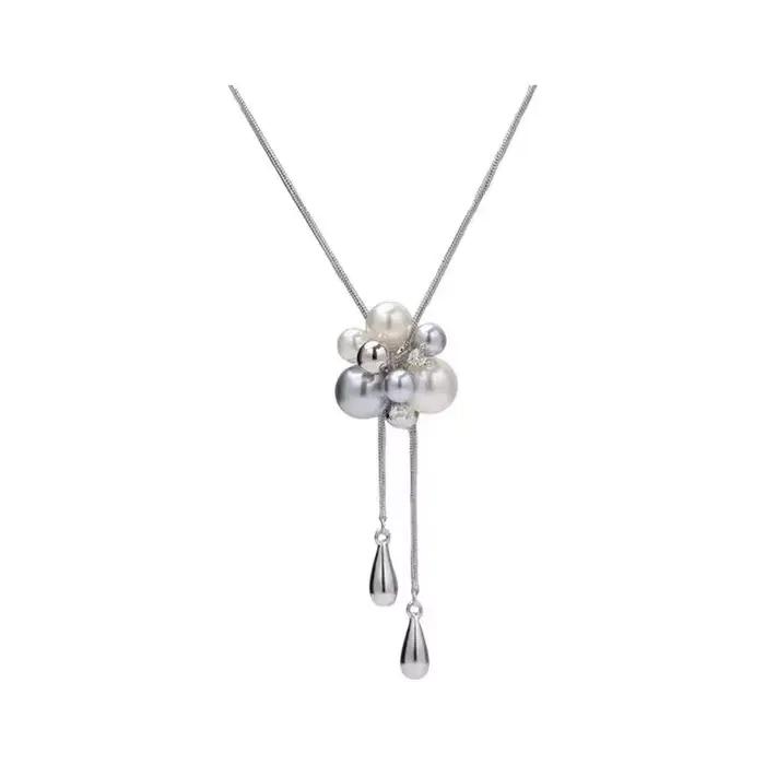 Boucles d'oreilles en perles de fleur gris blanc