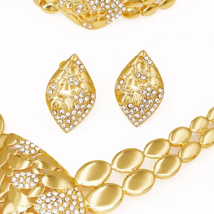 Ensemble de bijoux en or plaqué et rhodium imité avec collier, boucles d'oreilles, bague et bracelet pour femmes élégantes et sophistiquées pour occasions formelles et cadeaux de fête de mariage