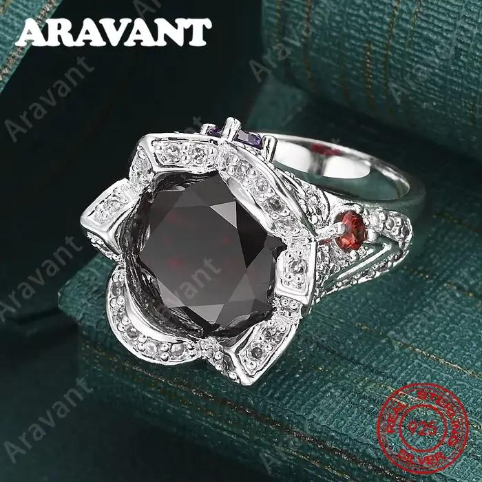 Bague en argent sterling 925 avec zircon rouge à trois faces : un bijou de fiançailles frais et élégant pour femme.