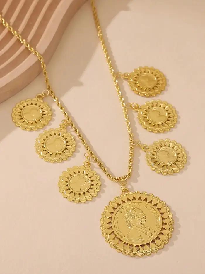 Un ensemble de collier couronne en forme de pièce de monnaie, un accessoire de couronne, rétro et cl