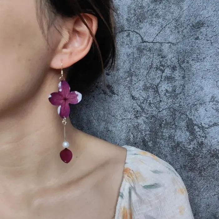 Boucles d'oreilles élégantes en fleurs naturellement préservées hortensias pressés résine époxy pour femmes occasions spéciales