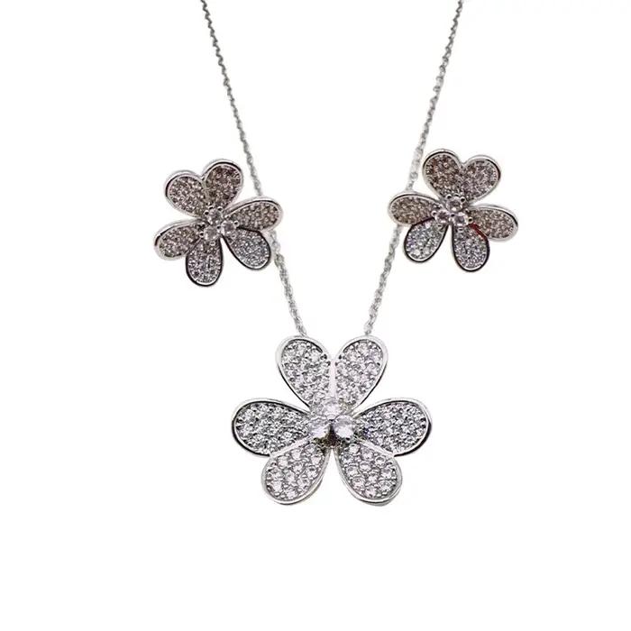 Ensemble de bijoux avec pendentif et boucles d'oreilles en trèfle à trois feuilles