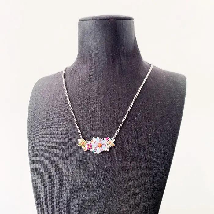 Collier fleurs pierres colorées