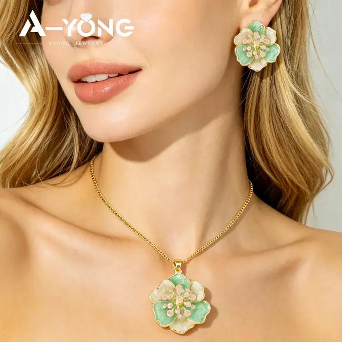 Parure de bijoux en émail originale et rare