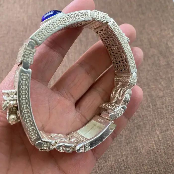 Bracelet en cuivre blanc avec pierre bleue et motif totem en relief