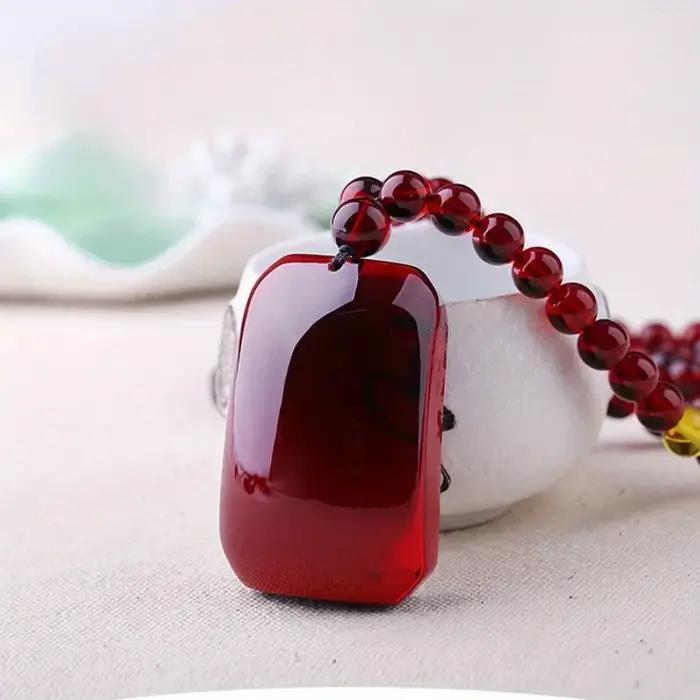 Collier élégant avec pendentif en résine d'ambre rouge sang