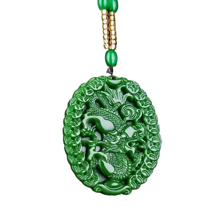 Le nouveau collier pendentif vert est simple et polyvalent