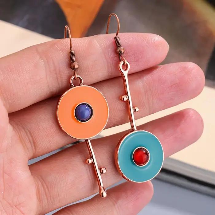 Boucles d'oreilles rondes géométriques asymétriques en émail coloré pour femmes (disponibles en deux