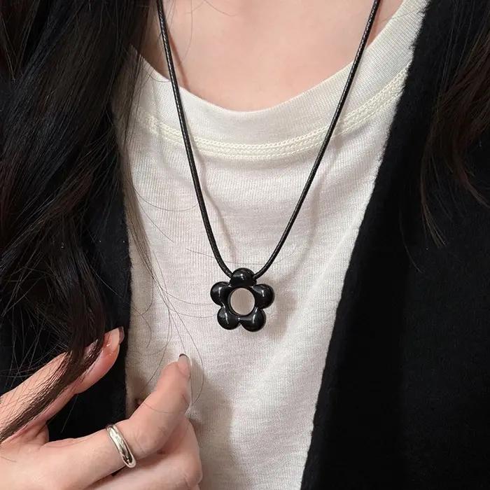 Collier pendentif fleur en résine pour femmes et filles