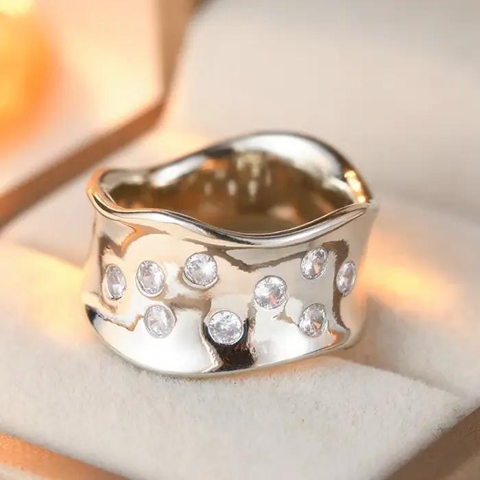 Bague large plaquée or au design simple et élégant pour femme