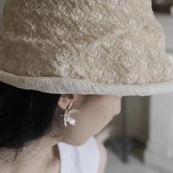 Boucles d'oreilles asymétriques en émail faites à la main