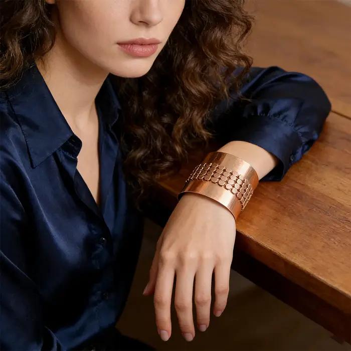 Bracelet manchette large moderne et audacieux en nid d'abeille