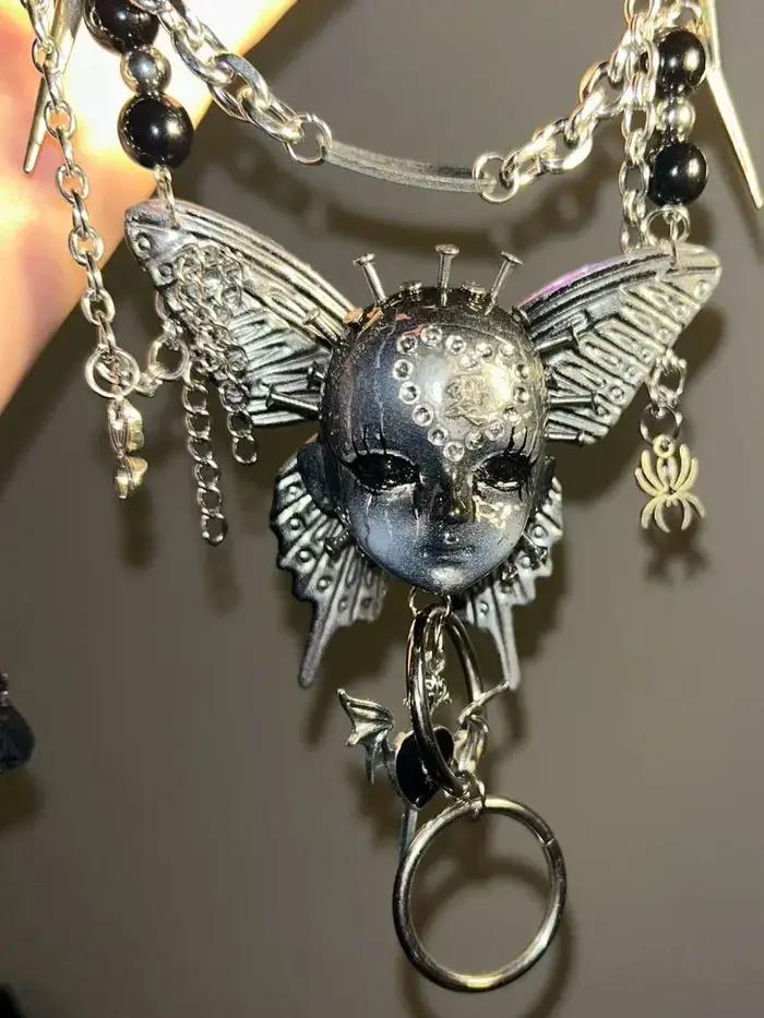 Collier Punk visage humain foncé