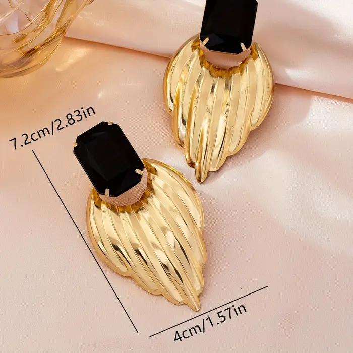 Une paire de boucles d'oreilles pour femmes de style métal arabe
