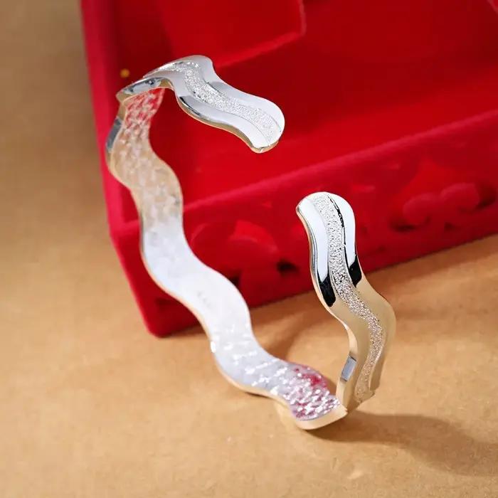 Bracelet jonc ouvert ondulé de luxe pour femme