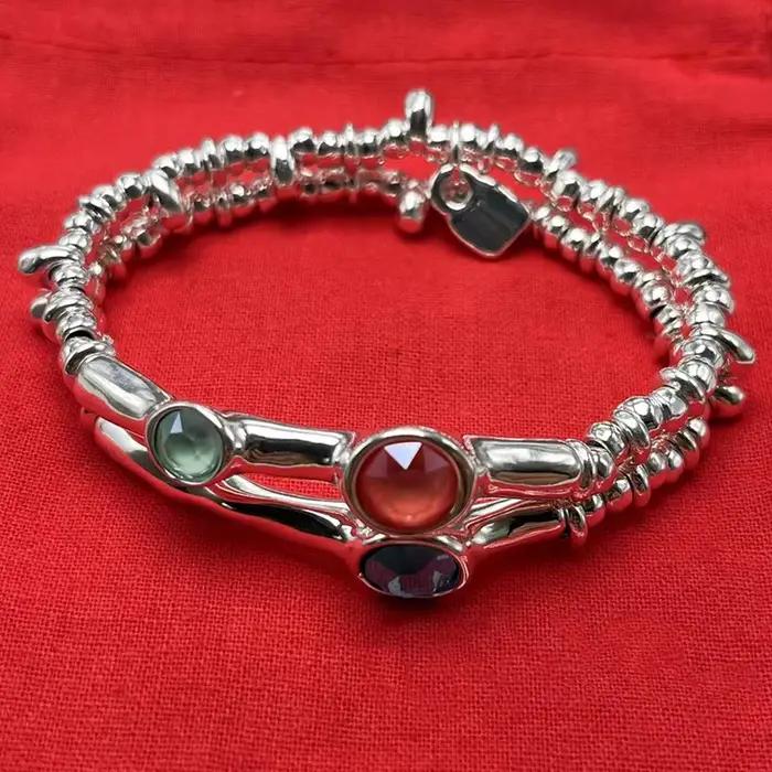 Ensemble de bracelets espagnols avec finitions métalliques variées pour création de bijoux personnalisés et cadeaux d'occasion