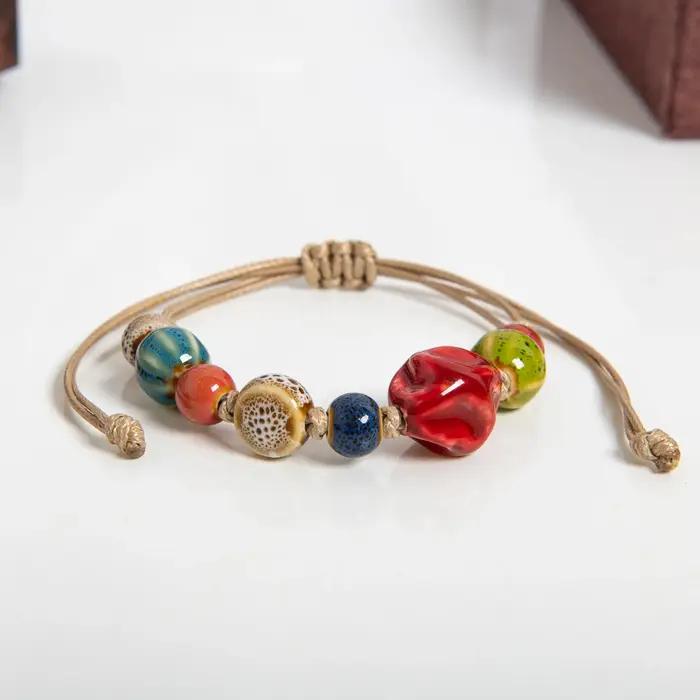 Bracelet en céramique coloré fait à la main avec centre de pierre rouge
