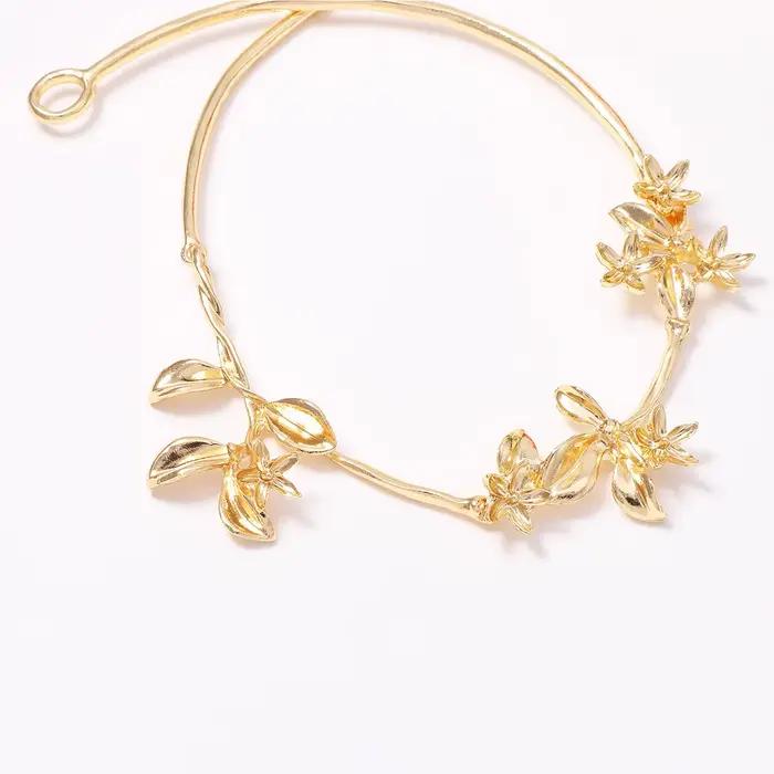 Collier ras du cou en métal doré avec motif floral et pendentif fleur pour femmes occasions spéciales soirée événements