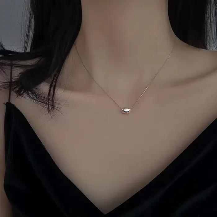 Colliers avec pendentif en forme de haricot lisse plaqué or