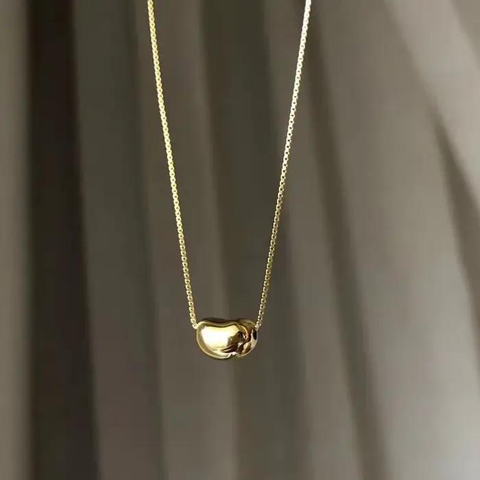 Colliers avec pendentif en forme de haricot lisse plaqué or
