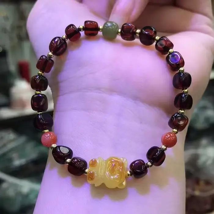 Bracelet de perles d'ambre sanguin carrées de forme libre avec ours en ambre de style chinois et cadeaux en jade Hetian
