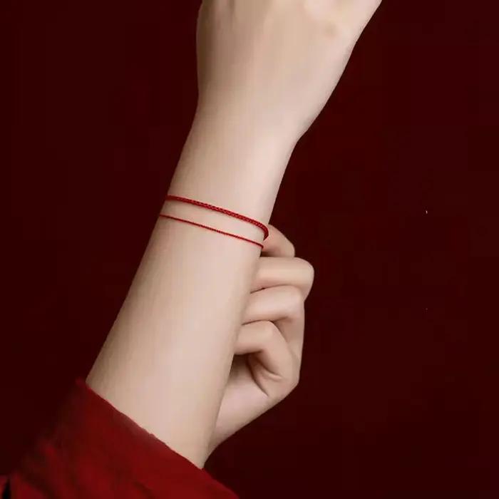Bracelet à cordes rouges avec fermoir plaqué or