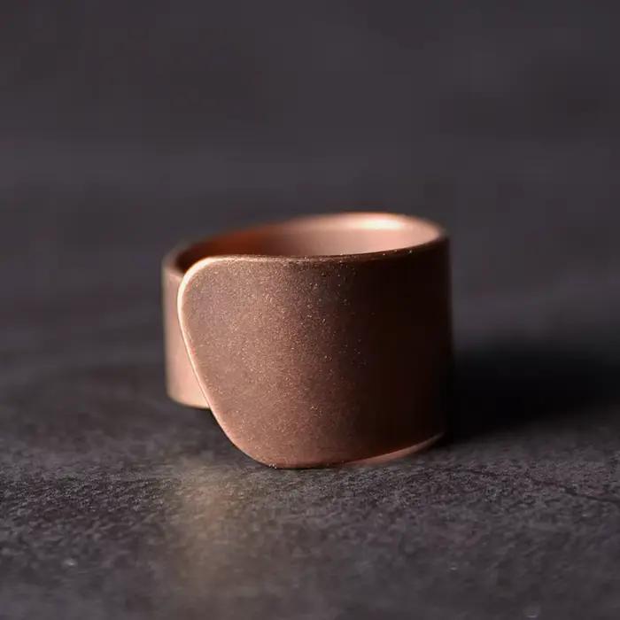 Bague en cuivre massif martelé fabriqué à la main