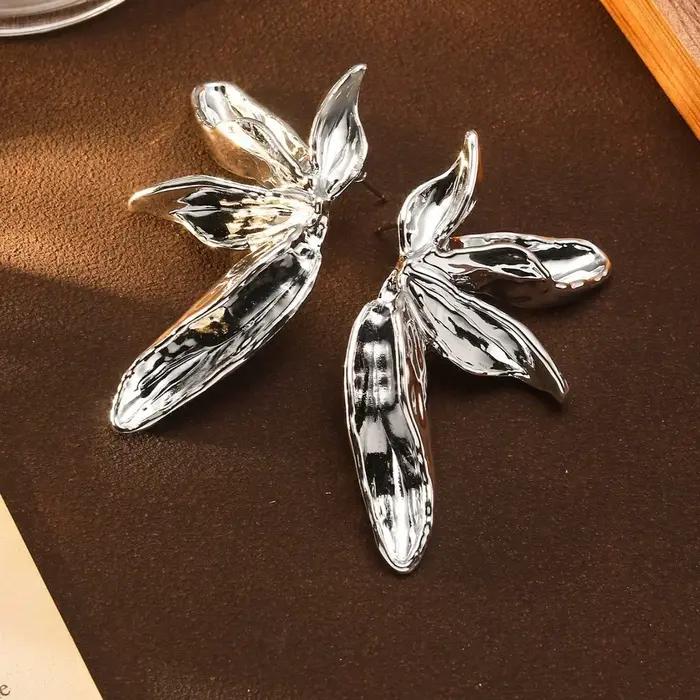 Boucles d'oreilles en forme de pétale de fleur dorée pour femmes, bijoux créatifs, cadeau pour filles, bijoux dorés pour femmes, bijoux pendants pour femmes, bijoux modernes pour femmes