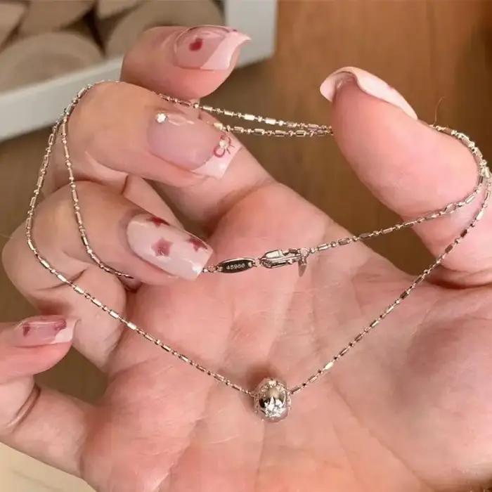 Collier classique brillant avec incrustation de perles rondes et étoiles en diamant