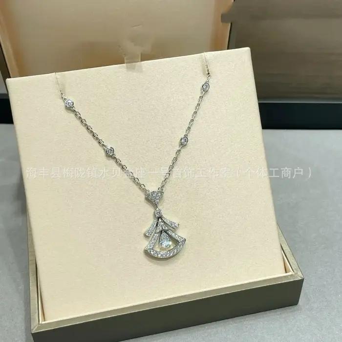Collier de luxe bleu clair incrusté de diamants