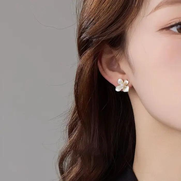 Nouvelles Boucles d'Oreilles Clous Camélia Émail Blanc Élégantes 2026 pour Femme